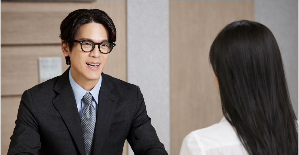 노블리에 백상엽 CEO가 상담하고 있는 모습